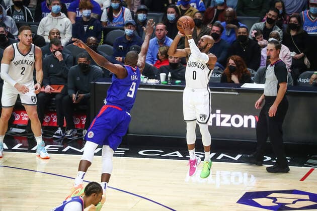 LOS ANGELES, CA - DECEMBER 27: Brooklyn Nets Guard Jevon Carter (0) shoots a three point shot as the Los Angeles Clippers face off against the Brooklyn Nets at Crypto.com Arena on Monday, December 27, 2021 in Los Angeles, CA. (Photo by Will Navarro Icon Sportswire) NBA, Basketball Herren, USA DEC 27 Nets at Clippers Icon2112270059