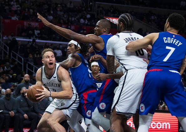 December 27, 2021, Los Angeles, California, USA: Blake Griffin 2 of the Brooklyn Nets is defended by the Los Angeles Clippers defenders during their NBA, Basketball Herren, USA game at Crypto.com Arena on Monday December 27, 2021 in Los Angeles, California. Clippers lose to Nets, 108-124. PI Los Angeles USA - ZUMAp124 20211227_zaa_p124_026 Copyright: xJAVIERxROJASx