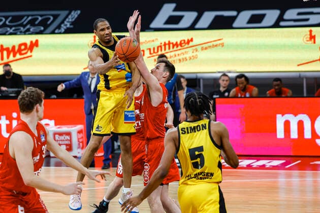 links Yorman Polas Bartolo (MHP Riesen Ludwigsburg, 13) rechts Omar Prewitt (Brose Bamberg, 04) Brose Bamberg - MHP Riesen Ludwigsburg - easyCredit-BBL - Basketball Bundesliga Saison 2021 22 Spieltag 13, 27.12.2021 Bamberg, Brose Arena Copyright: DanielxLöb
