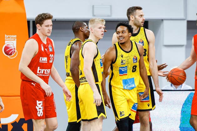 2.v.l. James Woodard (MHP Riesen Ludwigsburg, 08) Brose Bamberg - MHP Riesen Ludwigsburg - easyCredit-BBL - Basketball Bundesliga Saison 2021 22 Spieltag 13, 27.12.2021 Bamberg, Brose Arena Copyright: DanielxLöb