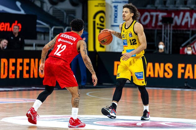 Justin Robinson (Brose Bamberg, 12), Jonah Radebaugh (MHP Riesen Ludwigsburg, 12), Brose Bamberg vs. MHP Riesen Ludwigsburg, Basketball, easyCredit BBL, 13. Spieltag, 27.12.2021 Brose Bamberg vs. MHP Riesen Ludwigsburg, Basketball, easyCredit BBL, 13. Spieltag, 27.12.2021 Bamberg Copyright: xEIBNER GuenerxSantemizx EP_GSZ