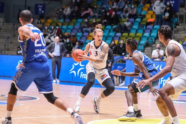 ziegenhagen M,,(Niners Chemnitz, 3),Badio Brancou,(Fraport Skyliners, 8), , GER,Basketball, BBL, Fraport Skyliners gegen Niners Chemnitz,27.12.2021, Frankfurt Copyright: xEibner-Pressefoto UlrichxScherbaumx EP_usm