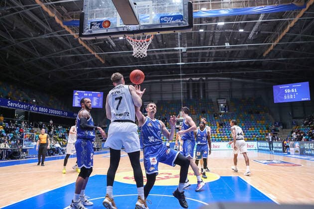 Richter J.,,(Niners Chemnitz, 7),Wank Lukas,(Fraport Skyliners, 0), , GER,Basketball, BBL, Fraport Skyliners gegen Niners Chemnitz,27.12.2021, Frankfurt Copyright: xEibner-Pressefoto UlrichxScherbax EP_usm