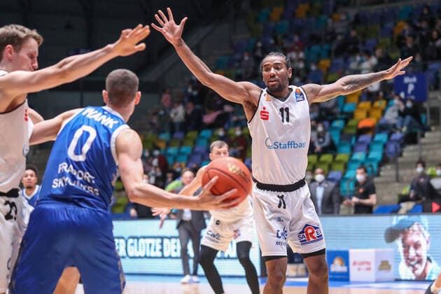 Wank Lukas,(Fraport Skyliners, 0),Isiaha Mike,(Niners Chemnitz, 11), , GER,Basketball, BBL, Fraport Skyliners gegen Niners Chemnitz,27.12.2021, Frankfurt Copyright: xEibner-Pressefoto UlrichxScherbaumx EP_usm
