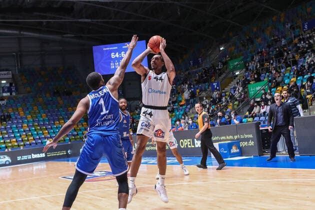 McLean Jamel,(Fraport Skyliners, 1), Atkins Darion,(Niners Chemnitz, 44),Diego Ocampo,(HC Fraport Skyliners), , GER,Basketball, BBL, Fraport Skyliners gegen Niners Chemnitz,27.12.2021, Frankfurt Copyright: xEibner-Pressefoto UlrichxScherbax EP_usm
