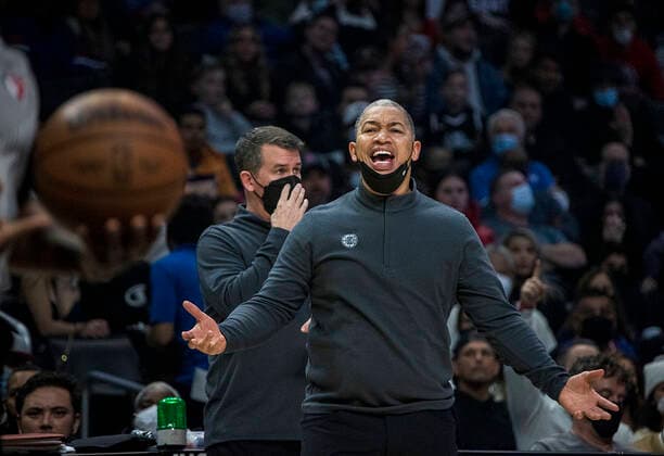 December 27, 2021, Los Angeles, California, USA: Head coach, Tyronn Lue of the Los Angeles Clippers reacts to a no foul call during their NBA, Basketball Herren, USA game at Crypto.com Arena against the Brooklyn Nets on Monday December 27, 2021 in Los Angeles, California. Clippers lose to Nets, 108-124. PI Los Angeles USA - ZUMAp124 20211227_zaa_p124_039 Copyright: xJAVIERxROJASx