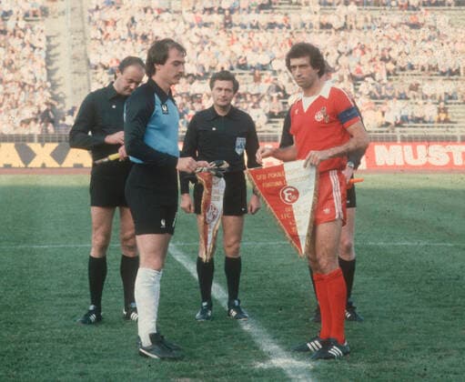DFB-Pokalfinale 1980 Fortuna Duesseldorf - 1. FC Koeln 2:1 04.06.1980 Begrüßung: Jörg Daniel (F95 li.) und Bernd Cullmann (Köln) *** DFB Cup Final 1980 Fortuna Duesseldorf 1 FC Koeln 2 1 04 06 1980 Welcome Jörg Daniel F95 li and Bernd Cullmann Cologne HM