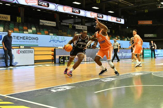 Christopher Jaleel Hooper (Itzehoe Eagles 1) gegen Preston Purifoy (Rasta Vechta 24) Basketball, BARMER 2. Basketball Bundesliga, Saison 2020 21, RASTA Vechta - Itzehoe Eagles, 28.12.2021, 16. Spieltag, Rasta Dome Vechta Copyright: xWenzel Eibner-Pressefotox RVA