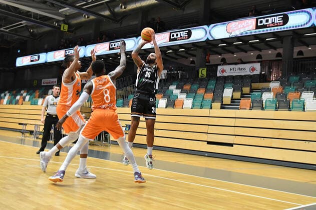 Filmore Beck (Itzehoe Eagles 30) mit Josh Young (Rasta Vechta 8) und Tyrone Nash (Rasta Vechta 77) Basketball, BARMER 2. Basketball Bundesliga, Saison 2020 21, RASTA Vechta - Itzehoe Eagles, 28.12.2021, 16. Spieltag, Rasta Dome Vechta Copyright: xWenzel Eibner-Pressefotox RVA