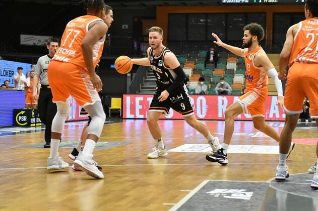 Lucien Schmikale (Itzehoe Eagles 9) Basketball, BARMER 2. Basketball Bundesliga, Saison 2020 21, RASTA Vechta - Itzehoe Eagles, 28.12.2021, 16. Spieltag, Rasta Dome Vechta Copyright: xWenzel Eibner-Pressefotox RVA