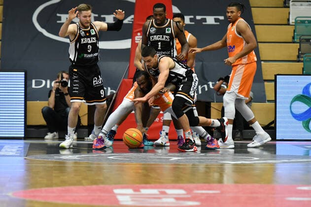 Marko Boksic (Itzehoe Eagles 7) gegen Devin Searcy (Rasta Vechta 34) Basketball, BARMER 2. Basketball Bundesliga, Saison 2020 21, RASTA Vechta - Itzehoe Eagles, 28.12.2021, 16. Spieltag, Rasta Dome Vechta Copyright: xWenzel Eibner-Pressefotox RVA