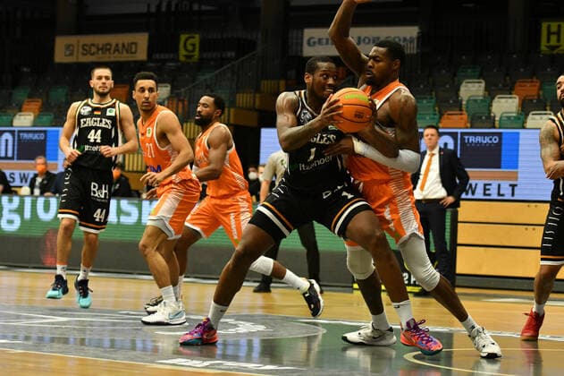 Christopher Jaleel Hooper (Itzehoe Eagles 1) gegen Tajuan Agee (Rasta Vechta 12) Basketball, BARMER 2. Basketball Bundesliga, Saison 2020 21, RASTA Vechta - Itzehoe Eagles, 28.12.2021, 16. Spieltag, Rasta Dome Vechta Copyright: xWenzel Eibner-Pressefotox RVA