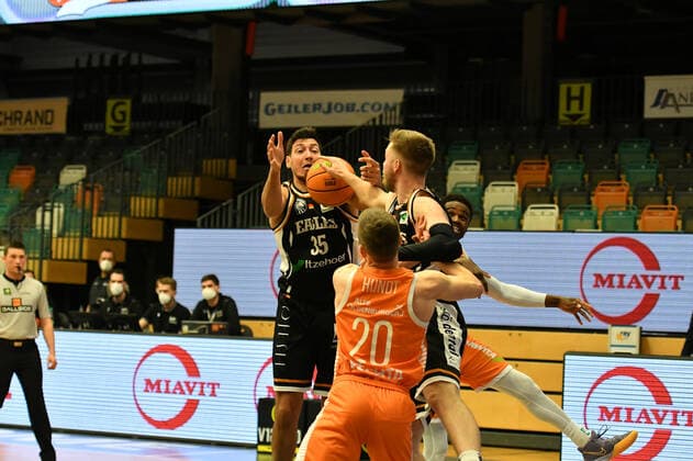Lucien Schmikale (Itzehoe Eagles 9) mit Andrija Matic (Itzehoe Eagles 35) gegen Jannes Hundt (Rasta Vechta 20) und Josh Young (Rasta Vechta 8) Basketball, BARMER 2. Basketball Bundesliga, Saison 2020 21, RASTA Vechta - Itzehoe Eagles, 28.12.2021, 16. Spieltag, Rasta Dome Vechta Copyright: xWenzel Eibner-Pressefotox RVA