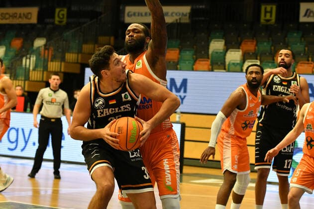 Andrija Matic (Itzehoe Eagles 35) mit Devin Searcy (Rasta Vechta 34) Basketball, BARMER 2. Basketball Bundesliga, Saison 2020 21, RASTA Vechta - Itzehoe Eagles, 28.12.2021, 16. Spieltag, Rasta Dome Vechta Copyright: xWenzel Eibner-Pressefotox RVA