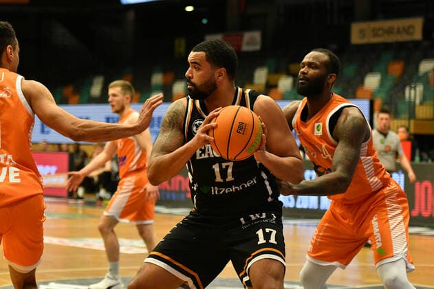 Yasin Kolo (Itzehoe Eagles 17) gegen Devin Searcy (Rasta Vechta 34) Basketball, BARMER 2. Basketball Bundesliga, Saison 2020 21, RASTA Vechta - Itzehoe Eagles, 28.12.2021, 16. Spieltag, Rasta Dome Vechta Copyright: xWenzel Eibner-Pressefotox RVA
