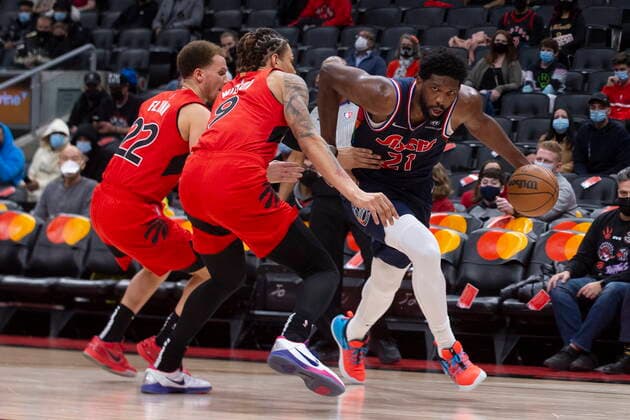 December 28, 2021, Toronto, ON, Canada: Philadelphia 76ers Joel Embiid (right) drives past Toronto Raptors D.J. Wilson (centre) and Malachi Flynn during second half NBA, Basketball Herren, USA basketball action in Toronto on Tuesday, December 28, 2021. Joel Embiid; D.J. Wilson; Malachi Flynn  - ZUMAc35_ 20211228_zaf_c35_090 Copyright: xChrisxYoungx