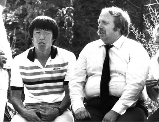 Fußball-Bundesliga Saison 1983 84. Manager Reiner Calmund und Bum Kun CHA (beide Bayer 04 Leverkusen). Aufn.: 15.08.1983 (geschätzt). Nur fuer journalistische Zwecke! Only for editorial use!