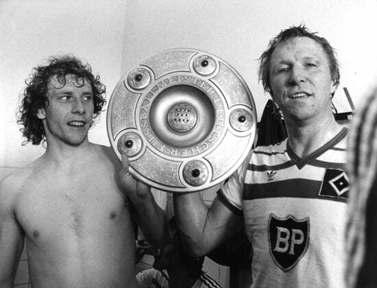 Fußball-Bundesliga Saison 1982 83. Deutscher Fußballmeister 1983 Hamburger SV. Wolfgang Rolff (li.) und Horst Hrubesch präsentieren die Meisterschale Aufn. 04.06.1983 in Gelsenkirchen. Nur fuer journalistische Zwecke! Only for editorial use!