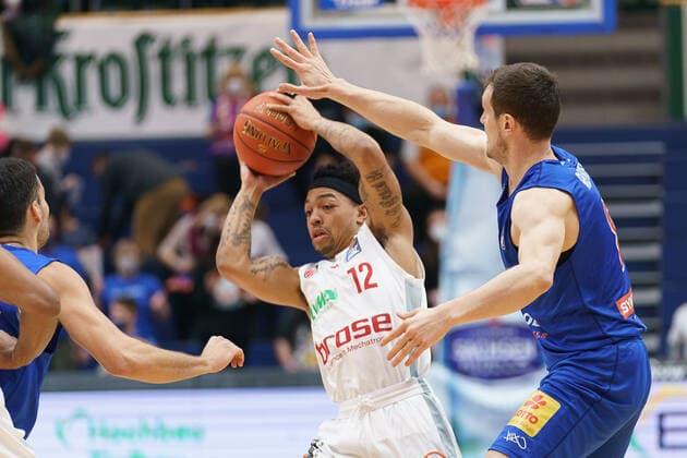 Justin Robinson (Bamberg, 12), Johannes Richter (MBC, 08), Syntainics MBC vs. Brose Bamberg, Basketball Bundesliga, Maenner, 2021 2022, 14. Spieltag, , 29.12.2021, Syntainics MBC vs. Brose Bamberg, Basketball Bundesliga, Maenner, 2021 2022, 14. Spieltag, , 29.12.2021, Weissenfels Copyright: xEibner-Pressefoto EckehardxSchulzx EP_EER