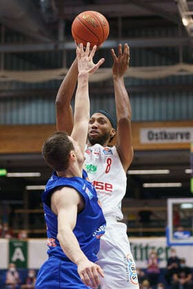 Johannes Richter (MBC, 08), Akil Mitchell (Bamberg, 8), Syntainics MBC vs. Brose Bamberg, Basketball Bundesliga, Maenner, 2021 2022, 14. Spieltag, , 29.12.2021, Syntainics MBC vs. Brose Bamberg, Basketball Bundesliga, Maenner, 2021 2022, 14. Spieltag, , 29.12.2021, Weissenfels Copyright: xEibner-Pressefoto EckehardxSchulzx EP_EER