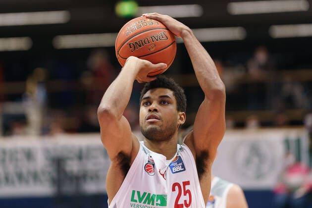 Kenneth Ogbe (Bamberg, 25), Syntainics MBC vs. Brose Bamberg, Basketball Bundesliga, Maenner, 2021 2022, 14. Spieltag, , 29.12.2021, Syntainics MBC vs. Brose Bamberg, Basketball Bundesliga, Maenner, 2021 2022, 14. Spieltag, , 29.12.2021, Weissenfels Copyright: xEibner-Pressefoto EckehardxSchulzx EP_EER