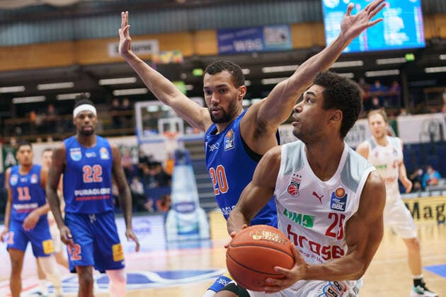 Jamel Morris (MBC, 20), Kenneth Ogbe (Bamberg, 25), Syntainics MBC vs. Brose Bamberg, Basketball Bundesliga, Maenner, 2021 2022, 14. Spieltag, , 29.12.2021, Syntainics MBC vs. Brose Bamberg, Basketball Bundesliga, Maenner, 2021 2022, 14. Spieltag, , 29.12.2021, Weissenfels Copyright: xEibner-Pressefoto EckehardxSchulzx EP_EER