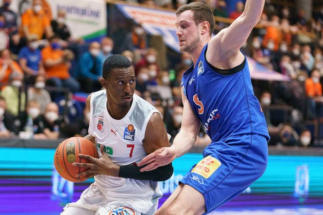 Shannon Scott (Bamberg, 7), Johannes Richter (MBC, 08), Syntainics MBC vs. Brose Bamberg, Basketball Bundesliga, Maenner, 2021 2022, 14. Spieltag, , 29.12.2021, Syntainics MBC vs. Brose Bamberg, Basketball Bundesliga, Maenner, 2021 2022, 14. Spieltag, , 29.12.2021, Weissenfels Copyright: xEibner-Pressefoto EckehardxSchulzx EP_EER