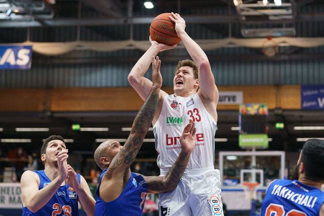 Sergio Kerusch (MBC, 07), Patrick Heckmann (Bamberg, 33), Syntainics MBC vs. Brose Bamberg, Basketball Bundesliga, Maenner, 2021 2022, 14. Spieltag, , 29.12.2021, Syntainics MBC vs. Brose Bamberg, Basketball Bundesliga, Maenner, 2021 2022, 14. Spieltag, , 29.12.2021, Weissenfels Copyright: xEibner-Pressefoto EckehardxSchulzx EP_EER