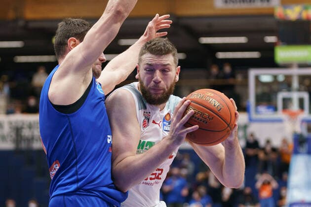 Johannes Richter (MBC, 08), Martinas Geben (Bamberg, 22), Syntainics MBC vs. Brose Bamberg, Basketball Bundesliga, Maenner, 2021 2022, 14. Spieltag, , 29.12.2021, Syntainics MBC vs. Brose Bamberg, Basketball Bundesliga, Maenner, 2021 2022, 14. Spieltag, , 29.12.2021, Weissenfels Copyright: xEibner-Pressefoto EckehardxSchulzx EP_EER