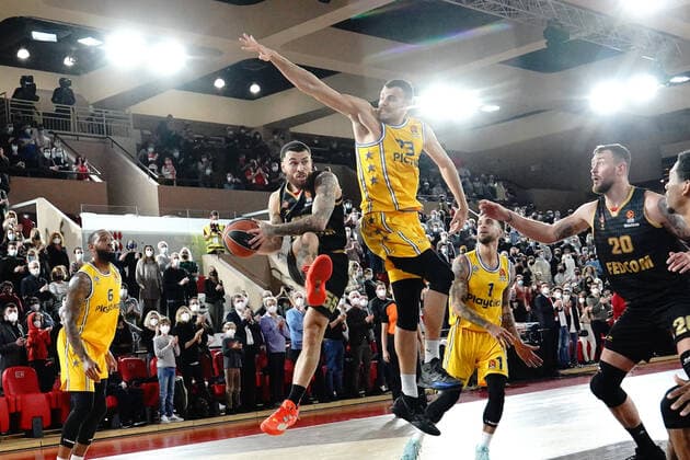 Mike James (AS Monaco) - Ante Zizic (Maccabi Playtika Tel Aviv) BASKETBALL : AS Monaco vs Maccabi Tel Aviv - Euroleague - Monaco - 29 12 2021 NorbertScanella Panoramic 