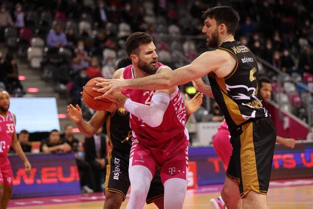 Bonn, Deutschland, 29.12.2021, Telekom Dome, Basketball, BBL, 14. Spieltag, Telekom Baskets Bonn vs Basketball Löwen Braunschweig: Leon Kratzer (Bonn), Owen Klassen (Braunschweig)