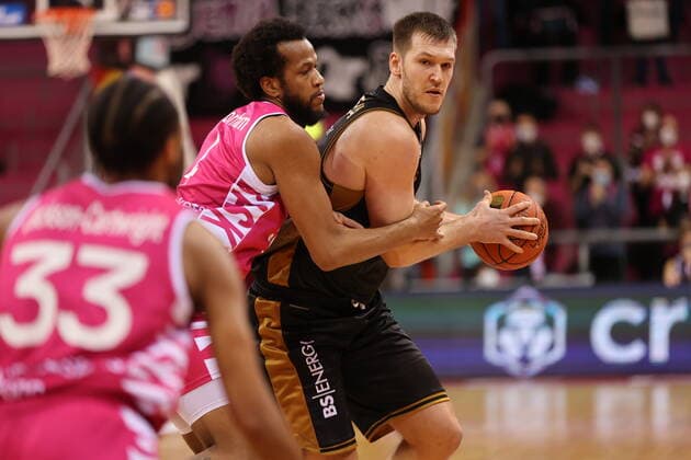 Bonn, Deutschland, 29.12.2021, Telekom Dome, Basketball, BBL, 14. Spieltag, Telekom Baskets Bonn vs Basketball Löwen Braunschweig: Justin Gorham (Bonn), Martin Peterka (Braunschweig)
