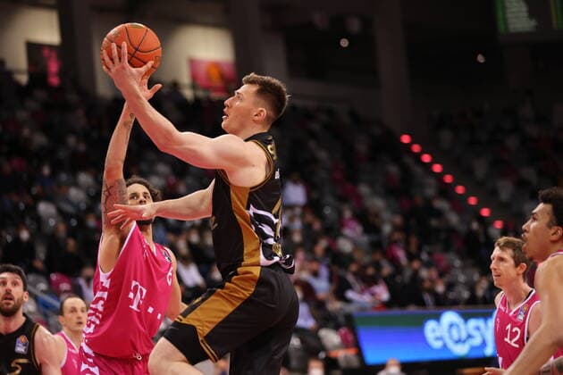 Bonn, Deutschland, 29.12.2021, Telekom Dome, Basketball, BBL, 14. Spieltag, Telekom Baskets Bonn vs Basketball Löwen Braunschweig: Michael Kessens (Bonn), Ondrej Sehnal (Braunschweig)