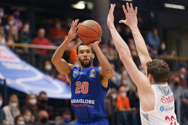 Jamel Morris (MBC, 20), Patrick Heckmann (Bamberg, 33), Syntainics MBC vs. Brose Bamberg, Basketball Bundesliga, Maenner, 2021 2022, 14. Spieltag, , 29.12.2021, Syntainics MBC vs. Brose Bamberg, Basketball Bundesliga, Maenner, 2021 2022, 14. Spieltag, , 29.12.2021, Weissenfels Copyright: xEibner-Pressefoto EckehardxSchulzx EP_EER