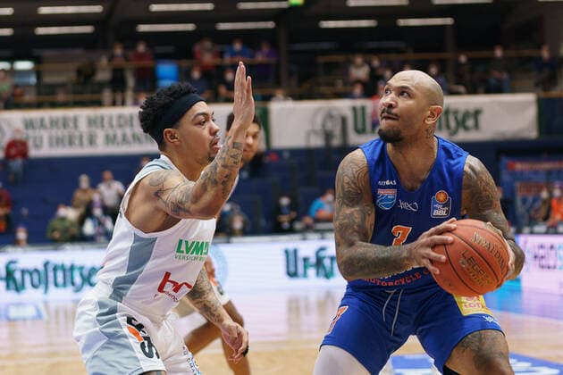 Justin Robinson (Bamberg, 12), Sergio Kerusch (MBC, 07), Syntainics MBC vs. Brose Bamberg, Basketball Bundesliga, Maenner, 2021 2022, 14. Spieltag, , 29.12.2021, Syntainics MBC vs. Brose Bamberg, Basketball Bundesliga, Maenner, 2021 2022, 14. Spieltag, , 29.12.2021, Weissenfels Copyright: xEibner-Pressefoto EckehardxSchulzx EP_EER