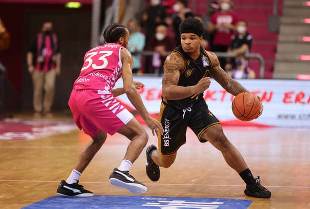 Bonn, Deutschland, 29.12.2021, Telekom Dome, Basketball, BBL, 14. Spieltag, Telekom Baskets Bonn vs Basketball Löwen Braunschweig: Parker Jackson-Cartwright (Bonn), Tookie Brown (Braunschweig)