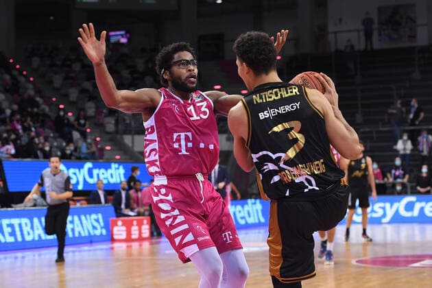 Basketball Herren easyCredit BBL 14. Spieltag Telekom Baskets Bonn - Basketball Löwen Braunschweig am 29.12.2021 im Telekom Dome in Bonn Javontae Hawkins ( Bonn ), links - Nicholas Tischler ( Braunschweig ), rechts
