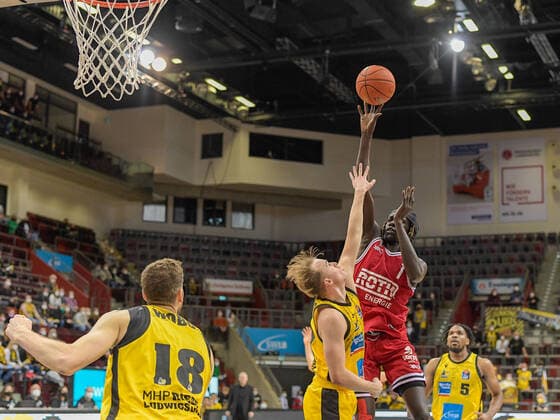 Nuni Omot (JobStairs Giessen 46ers, 01), Lukas Herzog (MHP Riesen Ludwigsburg, 11), GER, MHP Riesen Ludwigsburg vs. JobStairs Giessen 46ers, Basketball, Bundesliga, easycredit, 14. Spieltag, Spielzeit 2021 2022, 29.12.2021, GER, MHP Riesen Ludwigsburg vs. JobStairs Giessen 46ers, Basketball, Bundesliga, easycredit, 14. Spieltag, Spielzeit 2021 2022, 29.12.2021 Ludwigsburg Copyright: xEibner-Pressefoto SaschaxWaltherx EP_EER