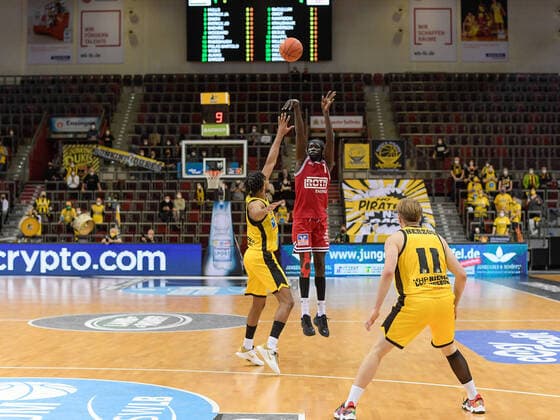 Justin Simon (MHP Riesen Ludwigsburg, 05), Nuni Omot (JobStairs Giessen 46ers, 01), Lukas Herzog (MHP Riesen Ludwigsburg, 11), GER, MHP Riesen Ludwigsburg vs. JobStairs Giessen 46ers, Basketball, Bundesliga, easycredit, 14. Spieltag, Spielzeit 2021 2022, 29.12.2021, GER, MHP Riesen Ludwigsburg vs. JobStairs Giessen 46ers, Basketball, Bundesliga, easycredit, 14. Spieltag, Spielzeit 2021 2022, 29.12.2021 Ludwigsburg Copyright: xEibner-Pressefoto SaschaxWaltherx EP_EER