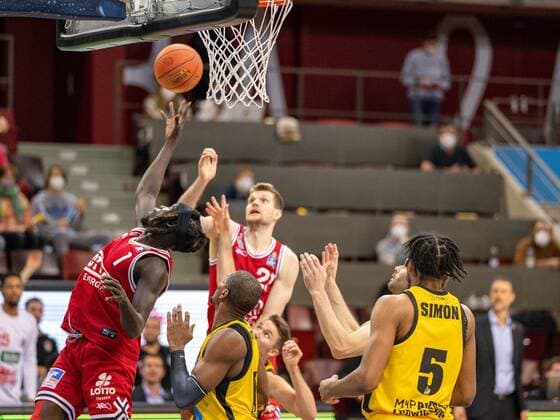 Nuni Omot (JobStairs Giessen 46ers, 01), Florian Koch (JobStairs Giessen 46ers, 21), Yorman Polas Bartolo (MHP Riesen Ludwigsburg, 13), Justin Simon (MHP Riesen Ludwigsburg, 05), GER, MHP Riesen Ludwigsburg vs. JobStairs Giessen 46ers, Basketball, Bundesliga, easycredit, 14. Spieltag, Spielzeit 2021 2022, 29.12.2021, GER, MHP Riesen Ludwigsburg vs. JobStairs Giessen 46ers, Basketball, Bundesliga, easycredit, 14. Spieltag, Spielzeit 2021 2022, 29.12.2021 Ludwigsburg Copyright: xEibner-Pressefoto SaschaxWaltherx EP_EER