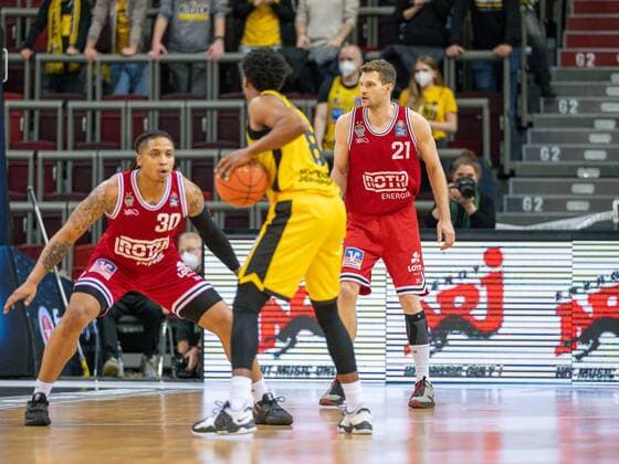 James Woodard (MHP Riesen Ludwigsburg, 08), Timeric Dejaun Williams Jr. (JobStairs Giessen 46ers, 30), Florian Koch (JobStairs Giessen 46ers, 21), GER, MHP Riesen Ludwigsburg vs. JobStairs Giessen 46ers, Basketball, Bundesliga, easycredit, 14. Spieltag, Spielzeit 2021 2022, 29.12.2021, GER, MHP Riesen Ludwigsburg vs. JobStairs Giessen 46ers, Basketball, Bundesliga, easycredit, 14. Spieltag, Spielzeit 2021 2022, 29.12.2021 Ludwigsburg Copyright: xEibner-Pressefoto SaschaxWaltherx EP_EER