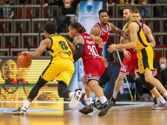 James Woodard (MHP Riesen Ludwigsburg, 08), Timeric Dejaun Williams Jr. (JobStairs Giessen 46ers, 30), GER, MHP Riesen Ludwigsburg vs. JobStairs Giessen 46ers, Basketball, Bundesliga, easycredit, 14. Spieltag, Spielzeit 2021 2022, 29.12.2021, GER, MHP Riesen Ludwigsburg vs. JobStairs Giessen 46ers, Basketball, Bundesliga, easycredit, 14. Spieltag, Spielzeit 2021 2022, 29.12.2021 Ludwigsburg Copyright: xEibner-Pressefoto SaschaxWaltherx EP_EER