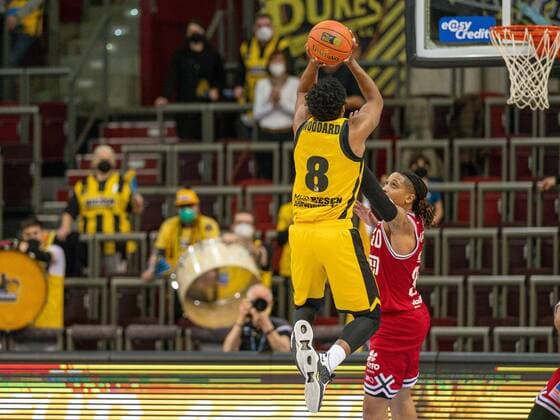 James Woodard (MHP Riesen Ludwigsburg, 08), Timeric Dejaun Williams Jr. (JobStairs Giessen 46ers, 30), GER, MHP Riesen Ludwigsburg vs. JobStairs Giessen 46ers, Basketball, Bundesliga, easycredit, 14. Spieltag, Spielzeit 2021 2022, 29.12.2021, GER, MHP Riesen Ludwigsburg vs. JobStairs Giessen 46ers, Basketball, Bundesliga, easycredit, 14. Spieltag, Spielzeit 2021 2022, 29.12.2021 Ludwigsburg Copyright: xEibner-Pressefoto SaschaxWaltherx EP_EER