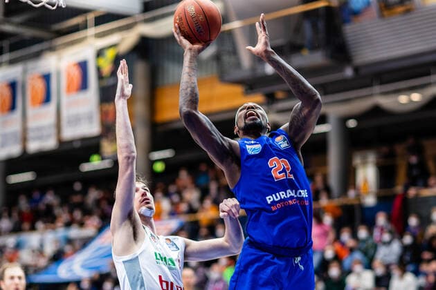BB-1BL Syntainics MBC - Brose Bamberg Chris Coffey ( 22 Syntainics MBC), Omar Prewitt ( 4 Brose Bamberg) waehrend der Begegnung Saison 2021-2022 (Herren) in der EasyCredit Bundesliga zwischen Syntainics MBC und Brose Bamberg in der Stadthalle Weissenfels am 29. December 2021 in Weissenfels, Sachsen Anhalt, Deutschland