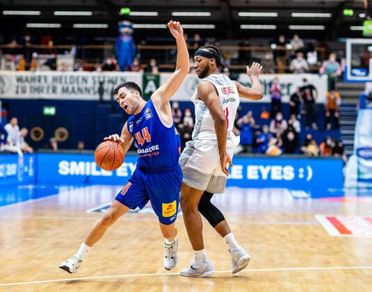 BB-1BL Syntainics MBC - Brose Bamberg Nikola Rebix ( 44 Syntainics MBC), Akil Mitchell ( 8 Brose Bamberg) waehrend der Begegnung Saison 2021-2022 (Herren) in der EasyCredit Bundesliga zwischen Syntainics MBC und Brose Bamberg in der Stadthalle Weissenfels am 29. December 2021 in Weissenfels, Sachsen Anhalt, Deutschland