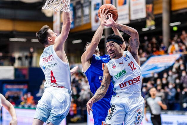BB-1BL Syntainics MBC - Brose Bamberg Justin Robinson ( 12 Brose Bamberg), w44 , Omar Prewitt ( 4 Brose Bamberg) waehrend der Begegnung Saison 2021-2022 (Herren) in der EasyCredit Bundesliga zwischen Syntainics MBC und Brose Bamberg in der Stadthalle Weissenfels am 29. December 2021 in Weissenfels, Sachsen Anhalt, Deutschland