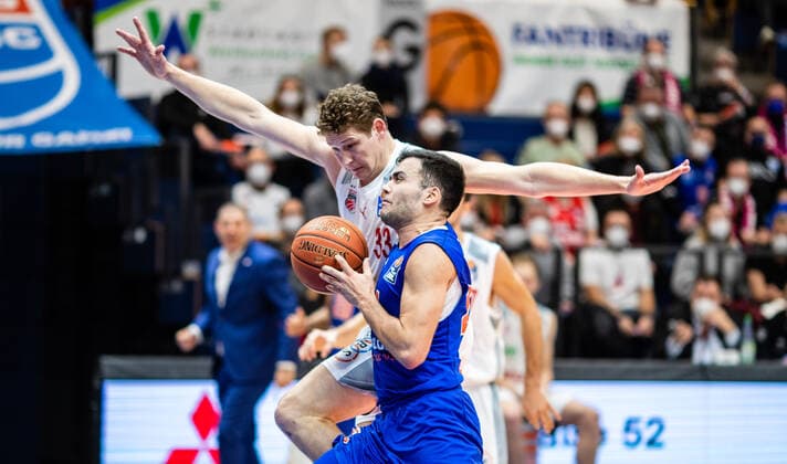 BB-1BL Syntainics MBC - Brose Bamberg Nikola Rebix ( 44 Syntainics MBC), Patrick Heckmann ( 33 Brose Bamberg) waehrend der Begegnung Saison 2021-2022 (Herren) in der EasyCredit Bundesliga zwischen Syntainics MBC und Brose Bamberg in der Stadthalle Weissenfels am 29. December 2021 in Weissenfels, Sachsen Anhalt, Deutschland