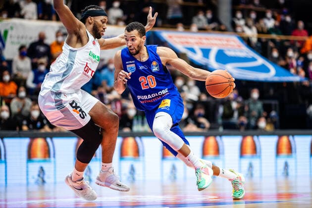 BB-1BL Syntainics MBC - Brose Bamberg Janel Morris ( 20 Syntainics MBC), Akil Mitchell ( 8 Brose Bamberg) waehrend der Begegnung Saison 2021-2022 (Herren) in der EasyCredit Bundesliga zwischen Syntainics MBC und Brose Bamberg in der Stadthalle Weissenfels am 29. December 2021 in Weissenfels, Sachsen Anhalt, Deutschland