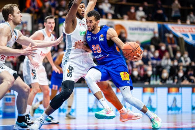 BB-1BL Syntainics MBC - Brose Bamberg Janel Morris ( 20 Syntainics MBC), Akil Mitchell ( 8 Brose Bamberg) waehrend der Begegnung Saison 2021-2022 (Herren) in der EasyCredit Bundesliga zwischen Syntainics MBC und Brose Bamberg in der Stadthalle Weissenfels am 29. December 2021 in Weissenfels, Sachsen Anhalt, Deutschland