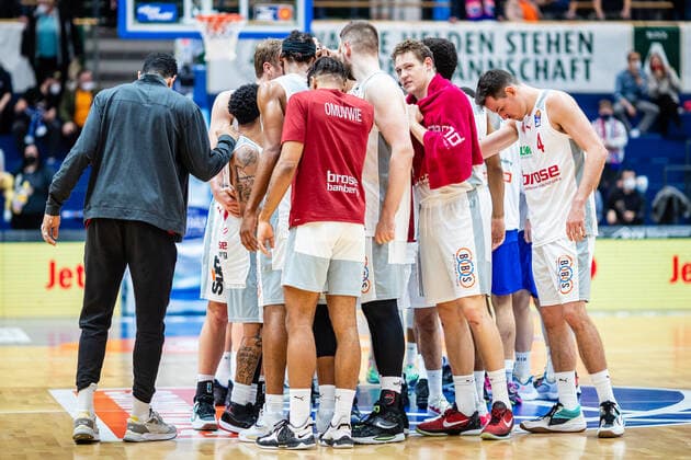 BB-1BL Syntainics MBC - Brose Bamberg Jubel bei Brose Bamberg nach dem Spiel waehrend der Begegnung Saison 2021-2022 (Herren) in der EasyCredit Bundesliga zwischen Syntainics MBC und Brose Bamberg in der Stadthalle Weissenfels am 29. December 2021 in Weissenfels, Sachsen Anhalt, Deutschland